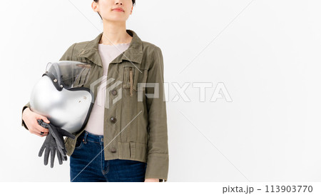 ヘルメットを持った女性 ヘルメットを持った女性 113903770