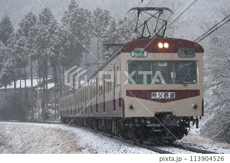 冬の山林を行く秩父鉄道1000系電車（小豆色：旧国鉄101系） 113904526