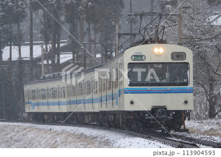 冬の山林を行く秩父鉄道1000系電車（新塗装：旧国鉄101系） 113904593