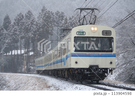 冬の山林を行く秩父鉄道1000系電車（新塗装：旧国鉄101系） 113904598