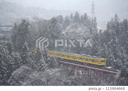 冬の山林を行く秩父鉄道1000系電車（旧塗装：旧国鉄101系） 113904668