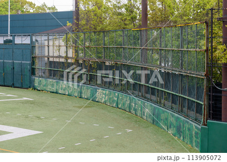 富士通スタジアム川崎に残る川崎球場時代の外野フェンスとバックスクリーン、遺構 113905072