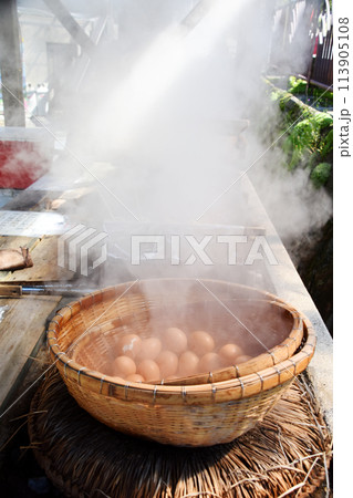 霧島温泉の蒸気が立ち上る温泉たまご 113905108