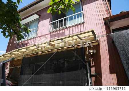 壊れそうな古いトタンの家、空き家問題 113905711