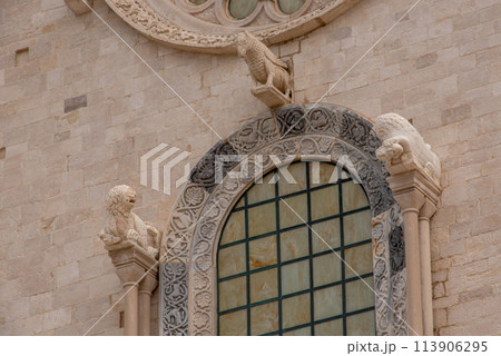 Details of the facade of the cathedral in Trani, Southern Italy 113906295