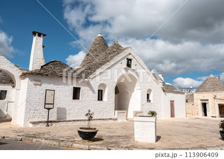 Famous trullo Sovrano in Alberobello, Italy Famous trullo Sovrano in Alberobello, Italy 113906409
