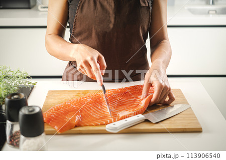 Women hold a raw salmon fillet 113906540