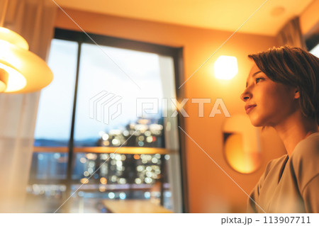 気品のある女性 113907711