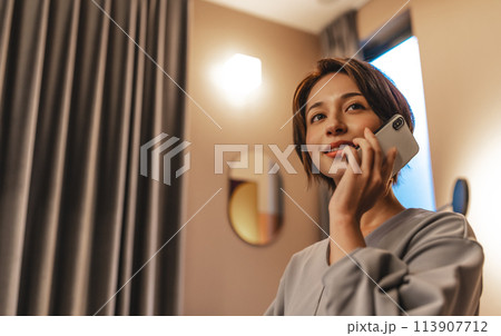 スマホを使うエレガントな女性 113907712