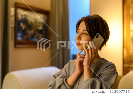 スマホを使うエレガントな女性 113907717