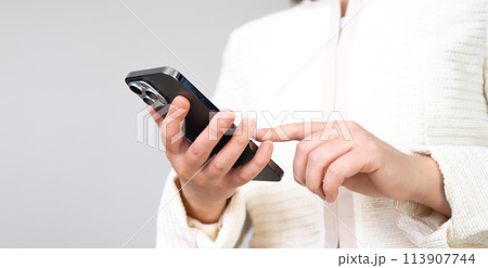 フォーマルなジャケットを着た女性 113907744