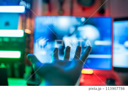 光るモニターとエンジニア 113907786