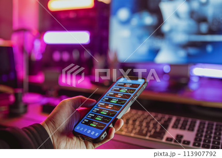 かっこいいスマホとデスク 113907792