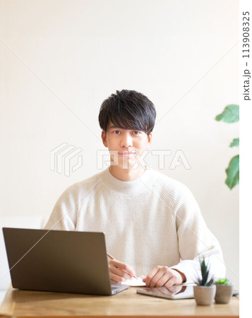 笑顔で視線を向ける若い男性 113908325