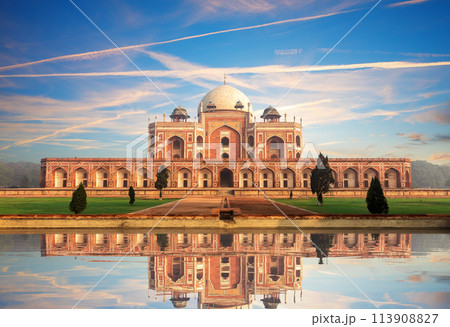 Humayun s Tomb at sunset and its reflection, New Delhi, India Humayun s Tomb at sunset and its reflection, New Delhi, India 113908827
