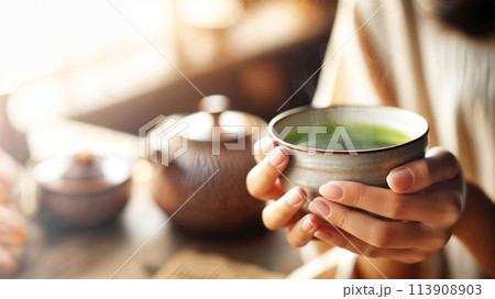 お茶を飲みながらほっと一息。 113908903