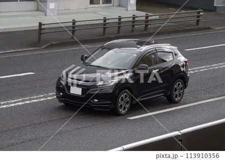 コンパクトSUV 道路走行中 113910356