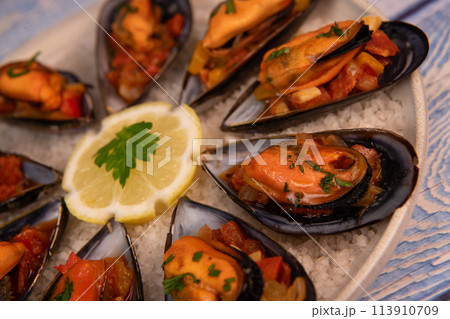 RECIPE FOR SPANISH MUSSELS WITH CHORIZO, WHITE WINE SAUCE, PEPPER, TOMATO, ONION RECIPE FOR SPANISH MUSSELS WITH CHORIZO, WHITE WINE SAUCE, PEPPER, TOMATO, ONION 113910709
