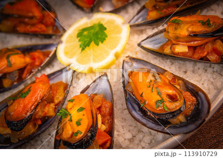 RECIPE FOR SPANISH MUSSELS WITH CHORIZO, WHITE WINE SAUCE, PEPPER, TOMATO, ONION 113910729