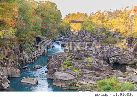 「岩手県」秋色に染まった厳美渓・一関市 113910836