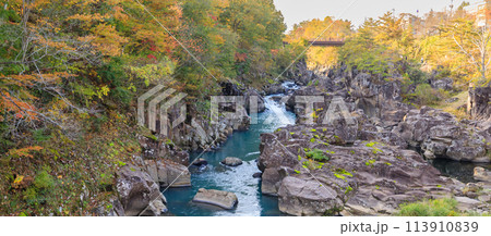 「岩手県」秋色に染まった厳美渓・一関市 113910839