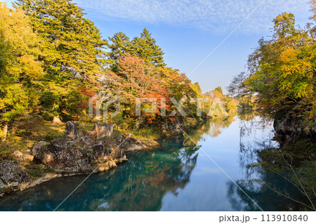 「岩手県」秋色に染まった厳美渓・一関市 113910840
