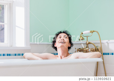 自宅で入浴する若い男性 自宅で入浴する若い男性 113910921