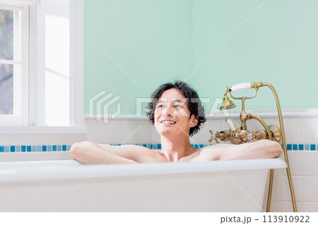 自宅で入浴する若い男性 自宅で入浴する若い男性 113910922
