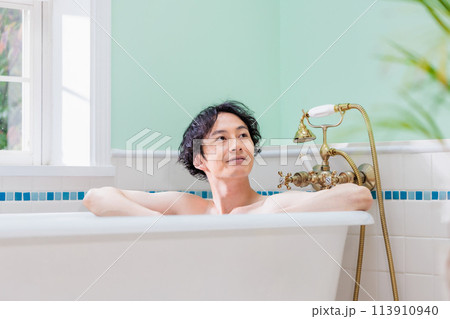 自宅で入浴する若い男性 113910940