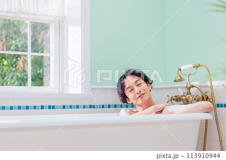自宅で入浴する若い男性 113910944