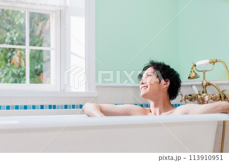 自宅で入浴する若い男性 113910951