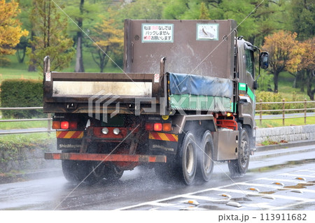 雨天、走行中のダンプトラック イメージ 雨天、走行中のダンプトラック イメージ 113911682