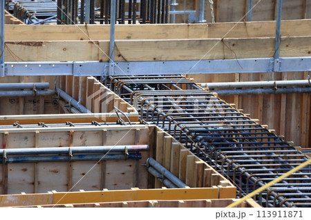 建築基礎工事現場（地中梁の型枠建て込み状況） 113911871