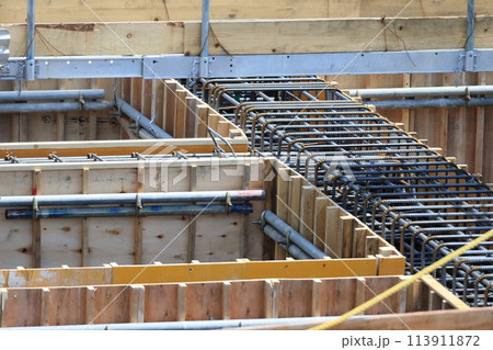 建築基礎工事現場（地中梁の型枠建て込み状況） 113911872
