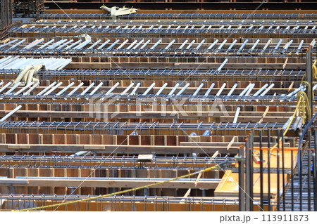 建築基礎工事現場（地中梁の型枠建て込み状況） 113911873