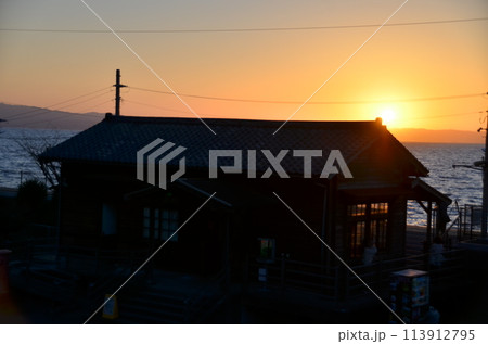 海辺の小屋に沈む夕陽 夕日が訪れる古い港の家 黄昏の光に包まれた海の宿 海辺の小屋に沈む夕陽 夕日が訪れる古い港の家 黄昏の光に包まれた海の宿 113912795