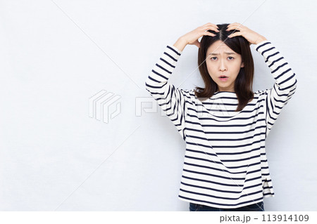 頭皮を気にする女性 113914109
