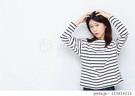 頭皮を気にする女性 113914113