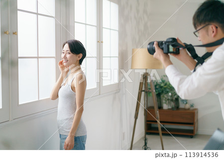 女性モデルとカメラマンの撮影風景 女性モデルとカメラマンの撮影風景 113914536