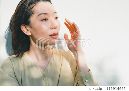 a forty-something woman 113914665