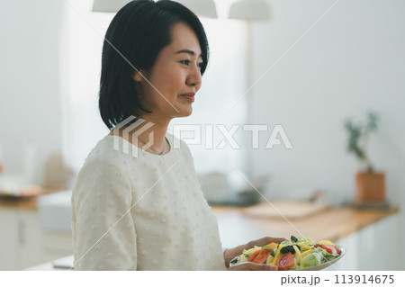 a forty-something woman 113914675