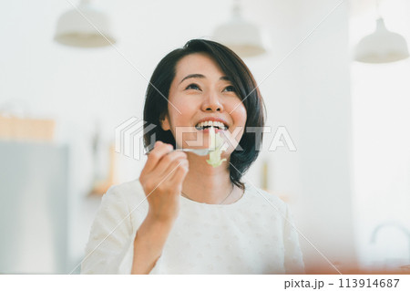 a forty-something woman 113914687