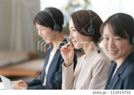 コールセンターで働くオペレーターの女性達 113914750