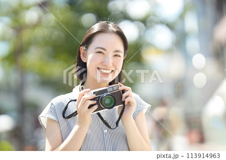 カメラ女性　旅行　一人旅 113914963
