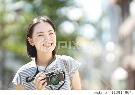 カメラ女子　旅行　一人旅　 113914964