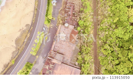 ビーチ沿いの道路･廃屋〜ドローンで撮影（日南海岸／宮崎県） 113915050