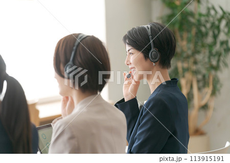 コールセンターで働くオペレーターの女性達 113915191