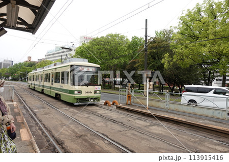 広電西広島駅　宮島口行き路面電車 113915416