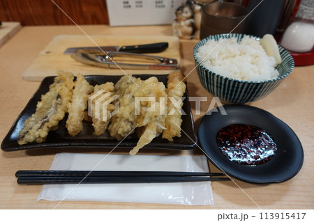 広電西広島 名物食堂あきちゃんホルモン天ぷら タレにピント 113915417