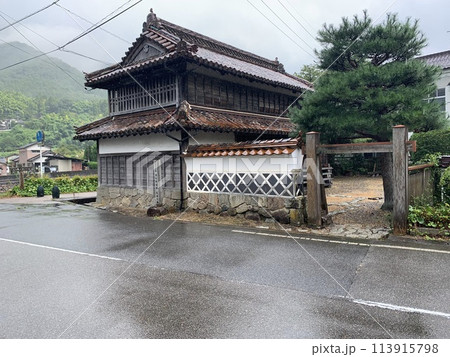 雨天の津和野城跡津和野藩邸馬場先櫓 113915798